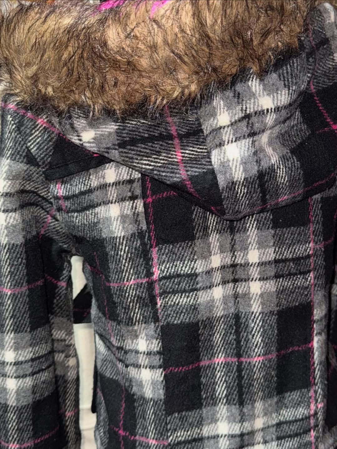 Abrigo Dollhouse Cuadrillé Gris con Detalles Fucsia