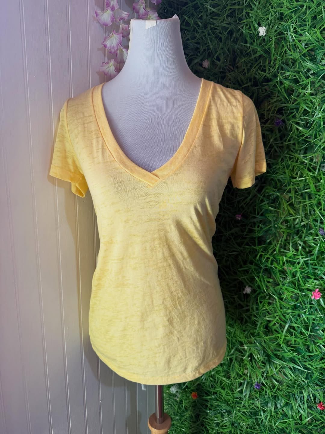 Polera Next Level Amarilla Pastel - Escote en V