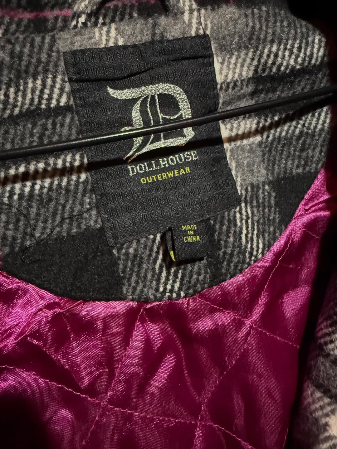 Abrigo Dollhouse Cuadrillé Gris con Detalles Fucsia