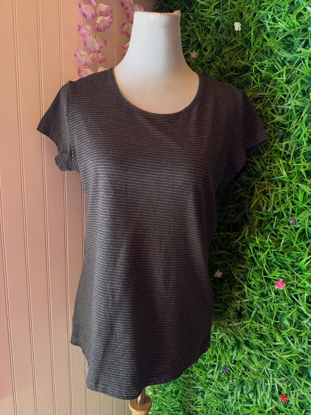 Polera Básica George Gris con Micro Rayas Horizontales