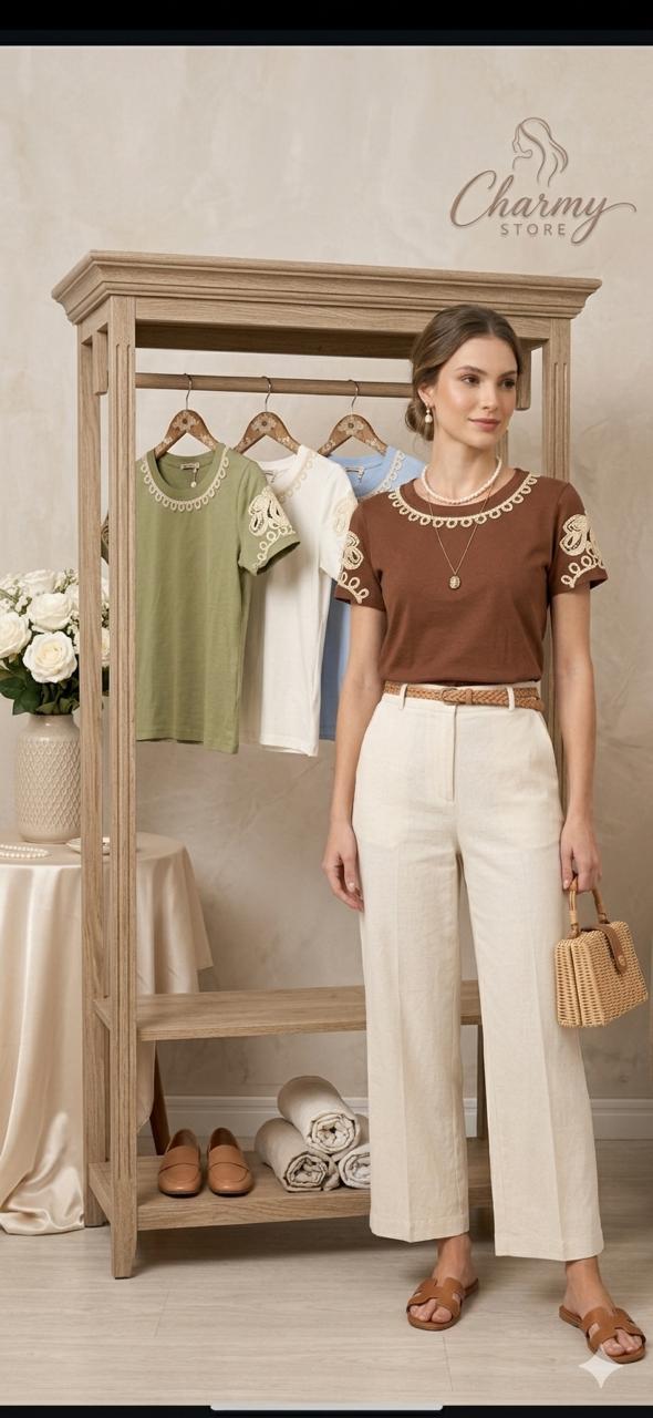 Blusa Feminina com Detalhes de Renda