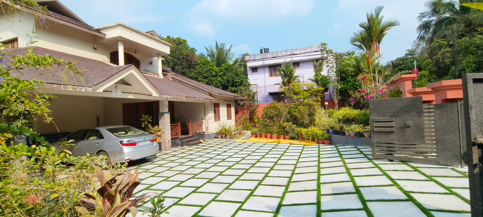 Luxury Villa with Spacious Driveway