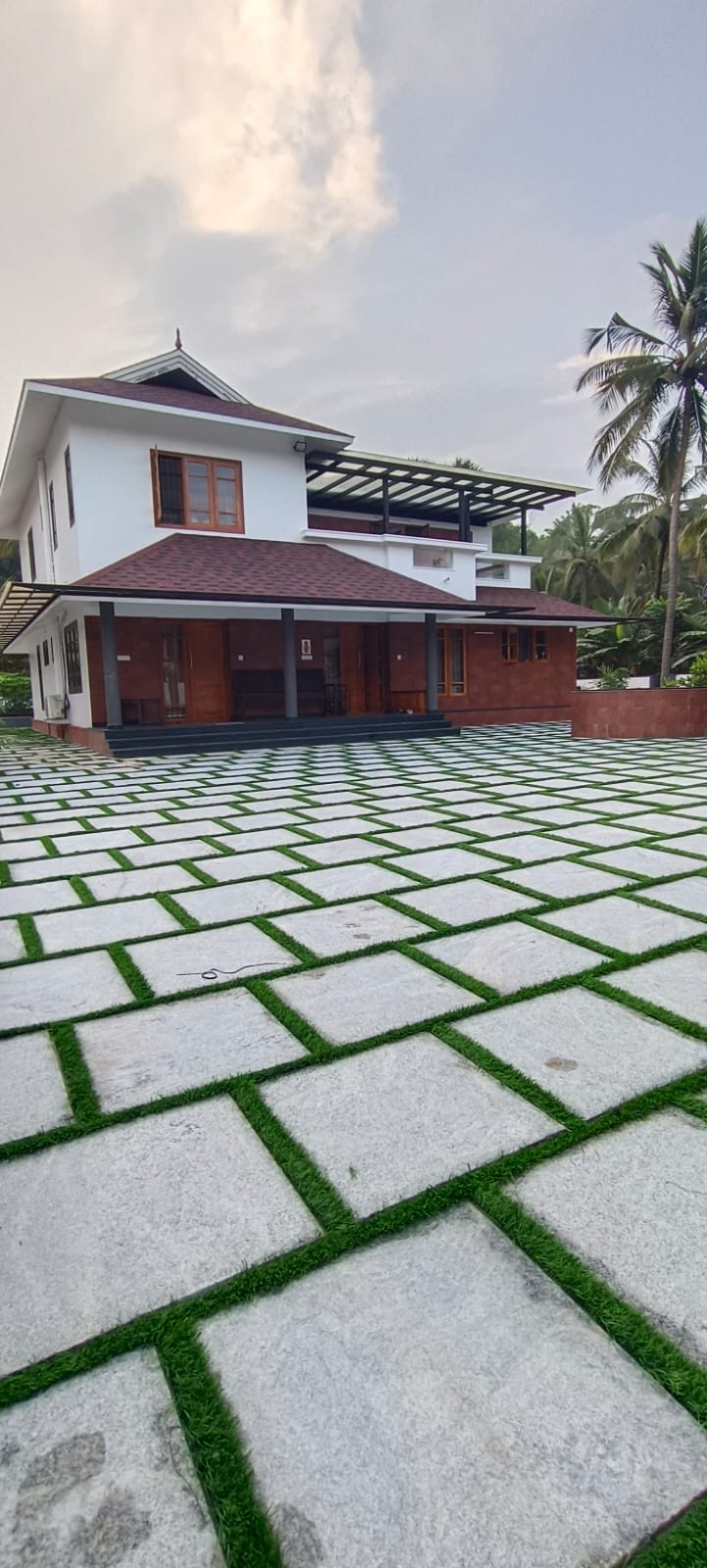 Luxury Villa with Spacious Courtyard