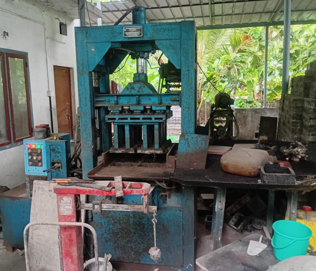 HYDROLIC PAVER BLOCK MACHINE 8 TILES PER PUNCH