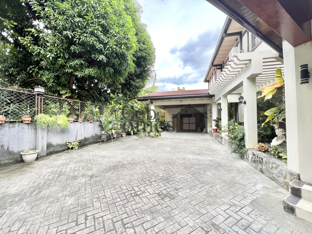 Spacious House in a High-end Village - Mandaue City