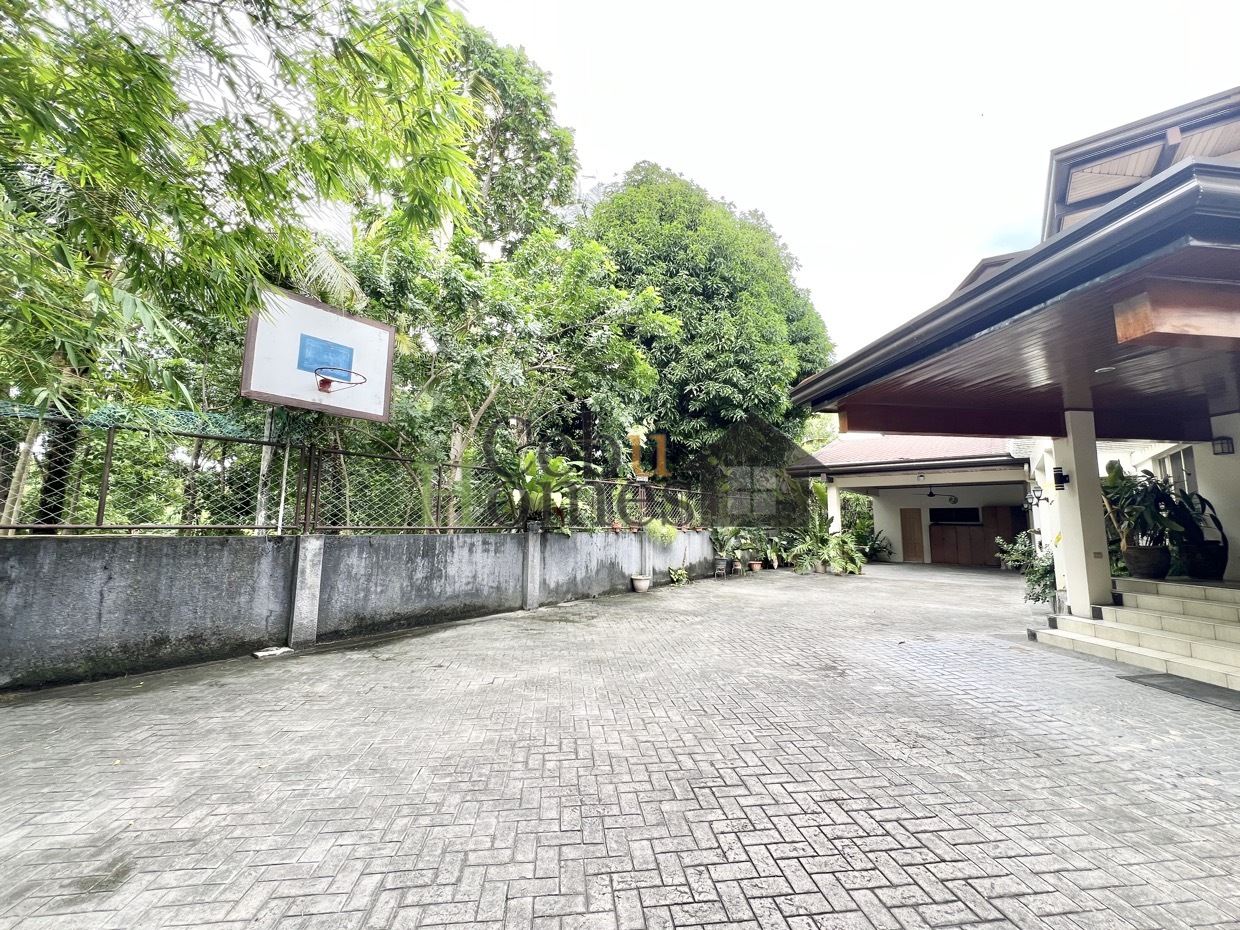 Spacious House in a High-end Village - Mandaue City