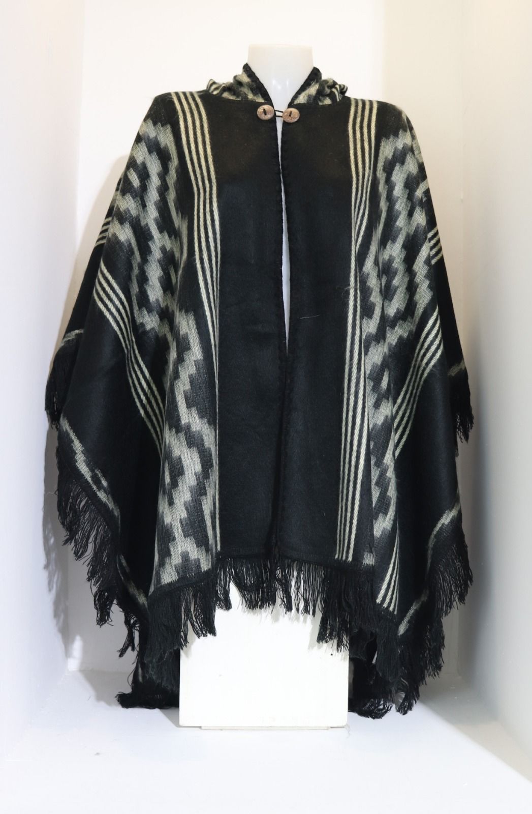Poncho en laine tissé