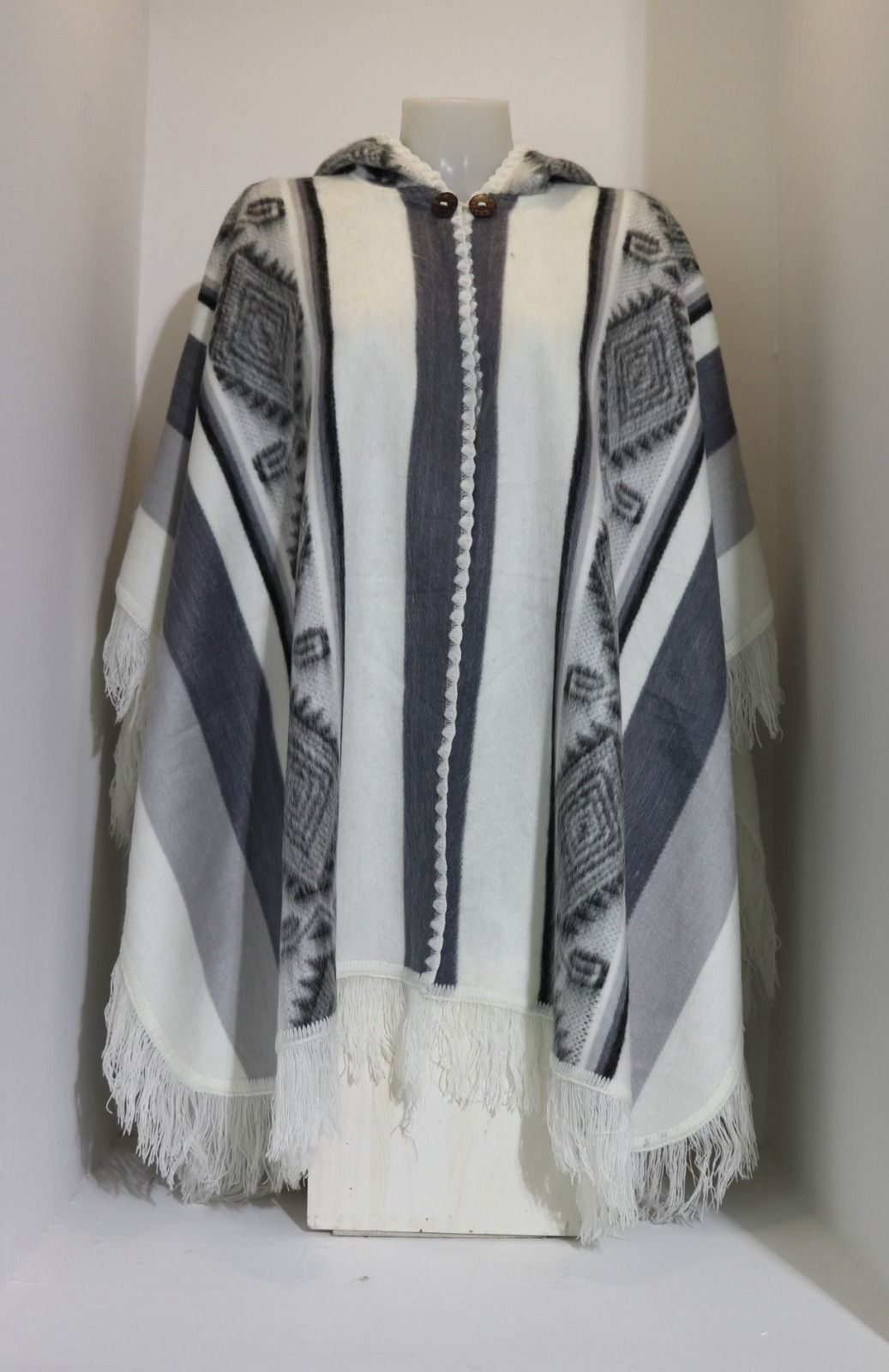 Poncho en laine à capuche