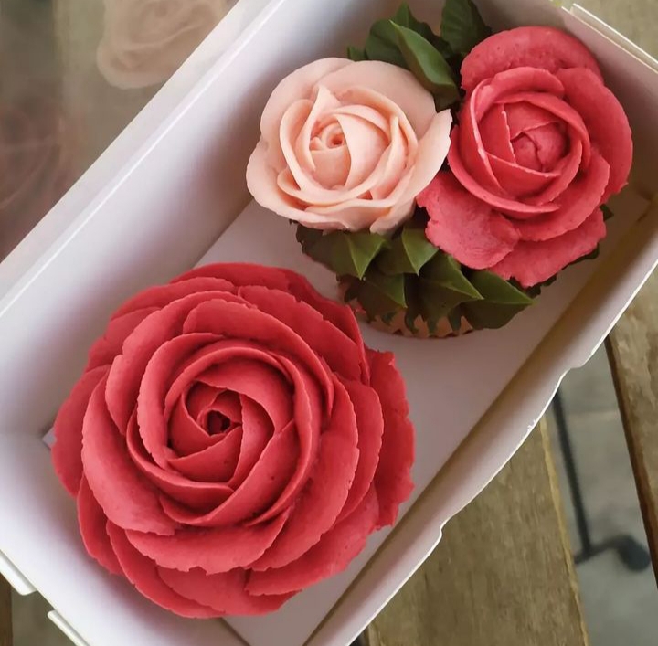 Caja de 2 cupcakes florales de chocolate