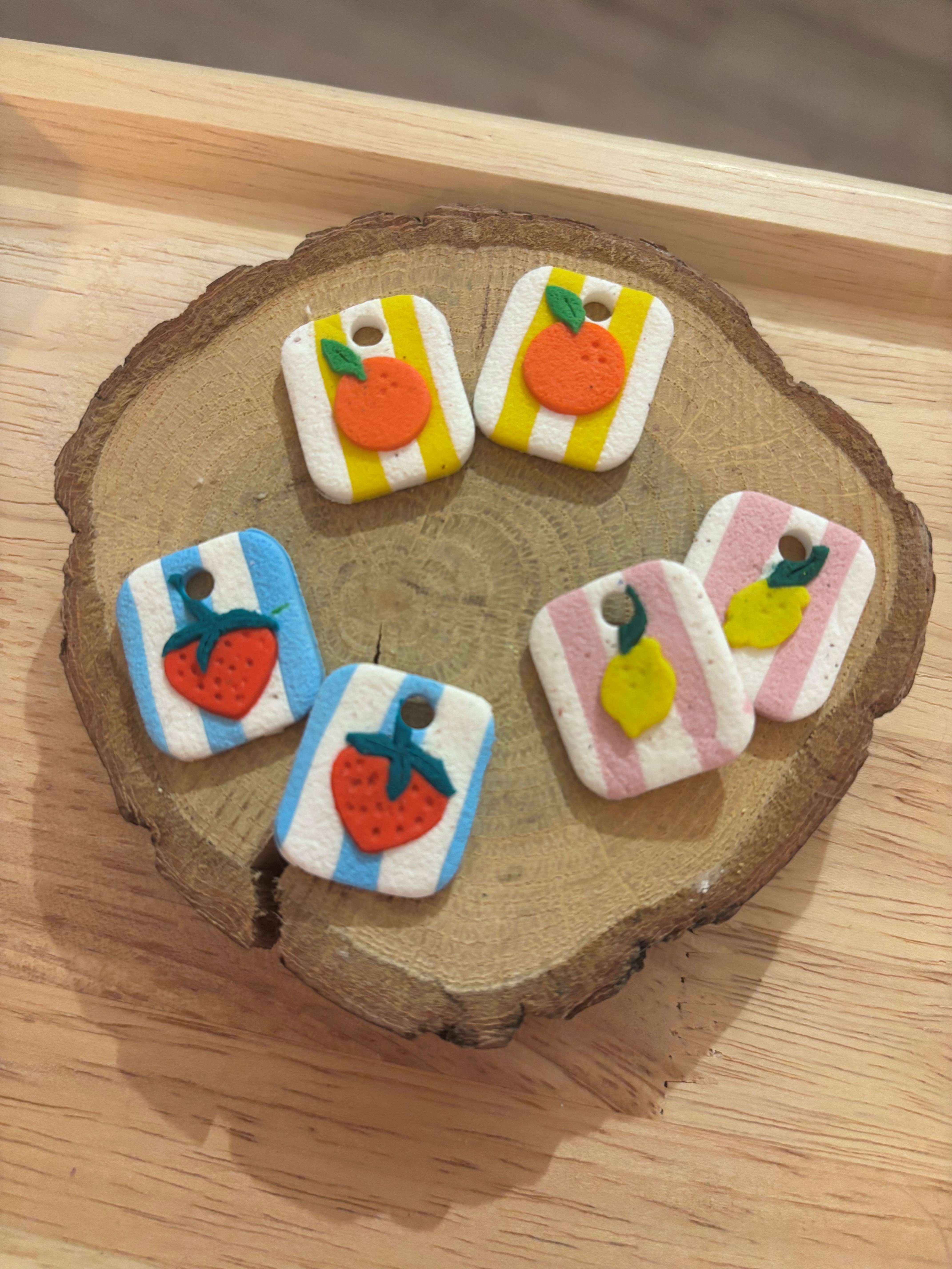 Pendentifs en argile fruits