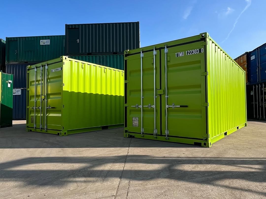 GREEN SHIPPING CONTAINER