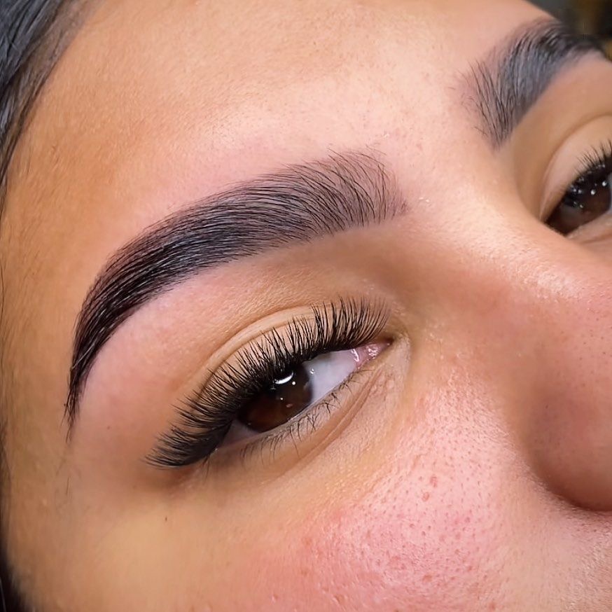 Diseño de cejas con Henna