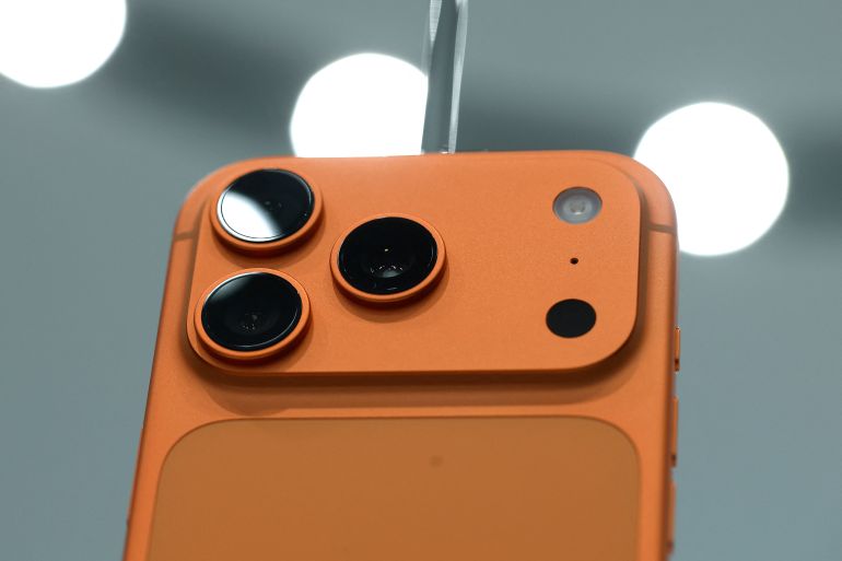 آيفون برتقالي ثلاثي الكاميرا
