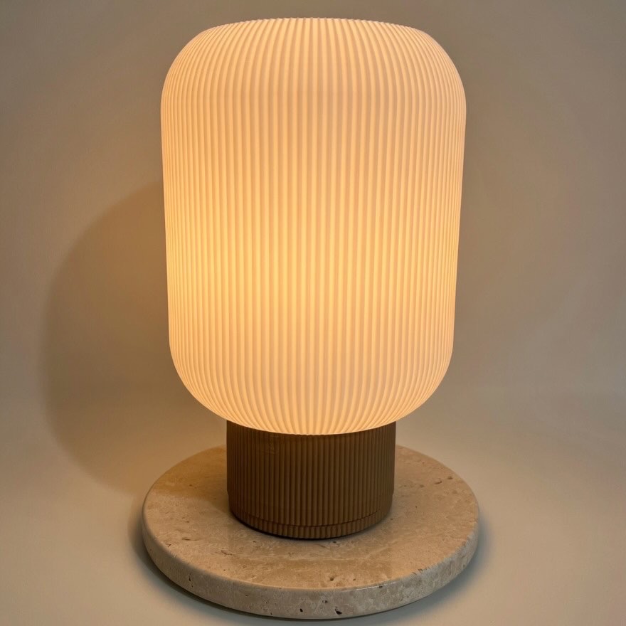 Lampada da tavolo moderna a coste