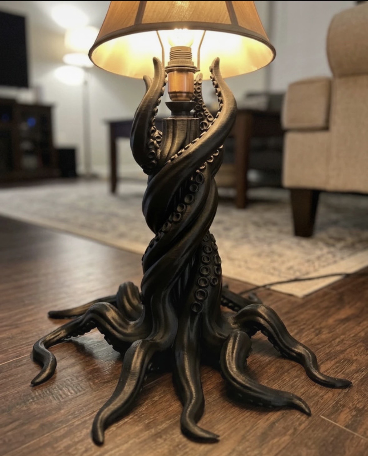 Lampada da tavolo a forma di tentacolo di polpo