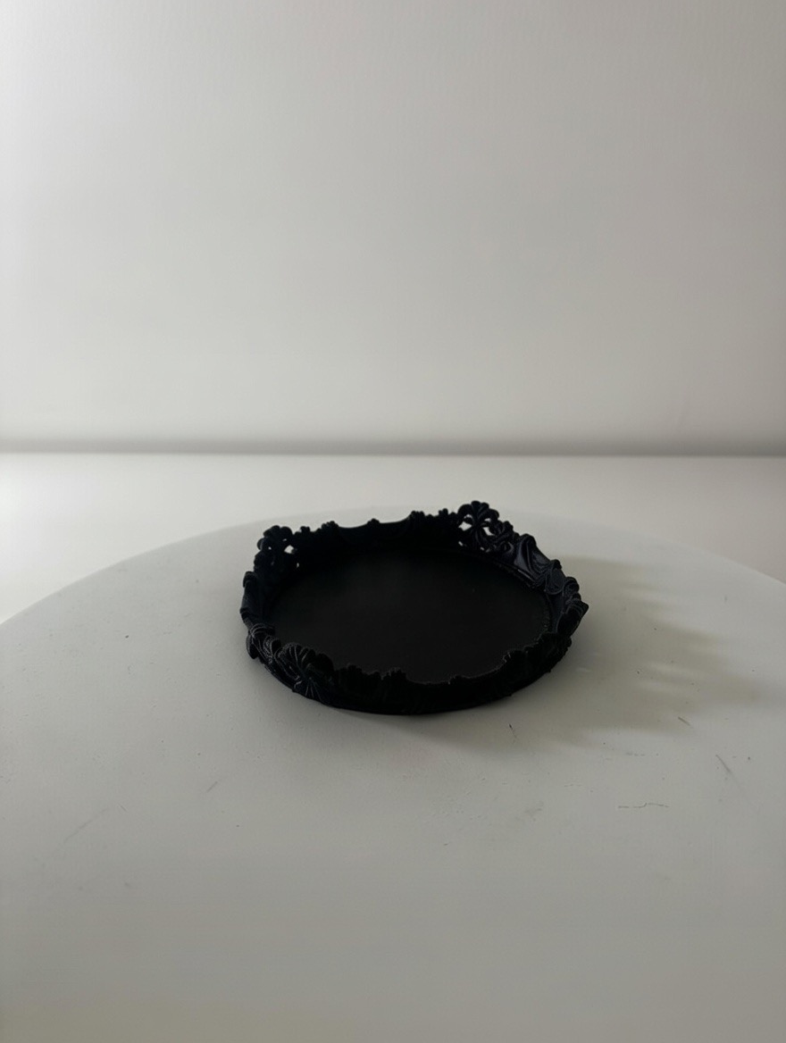 Piatto decorativo in resina nera