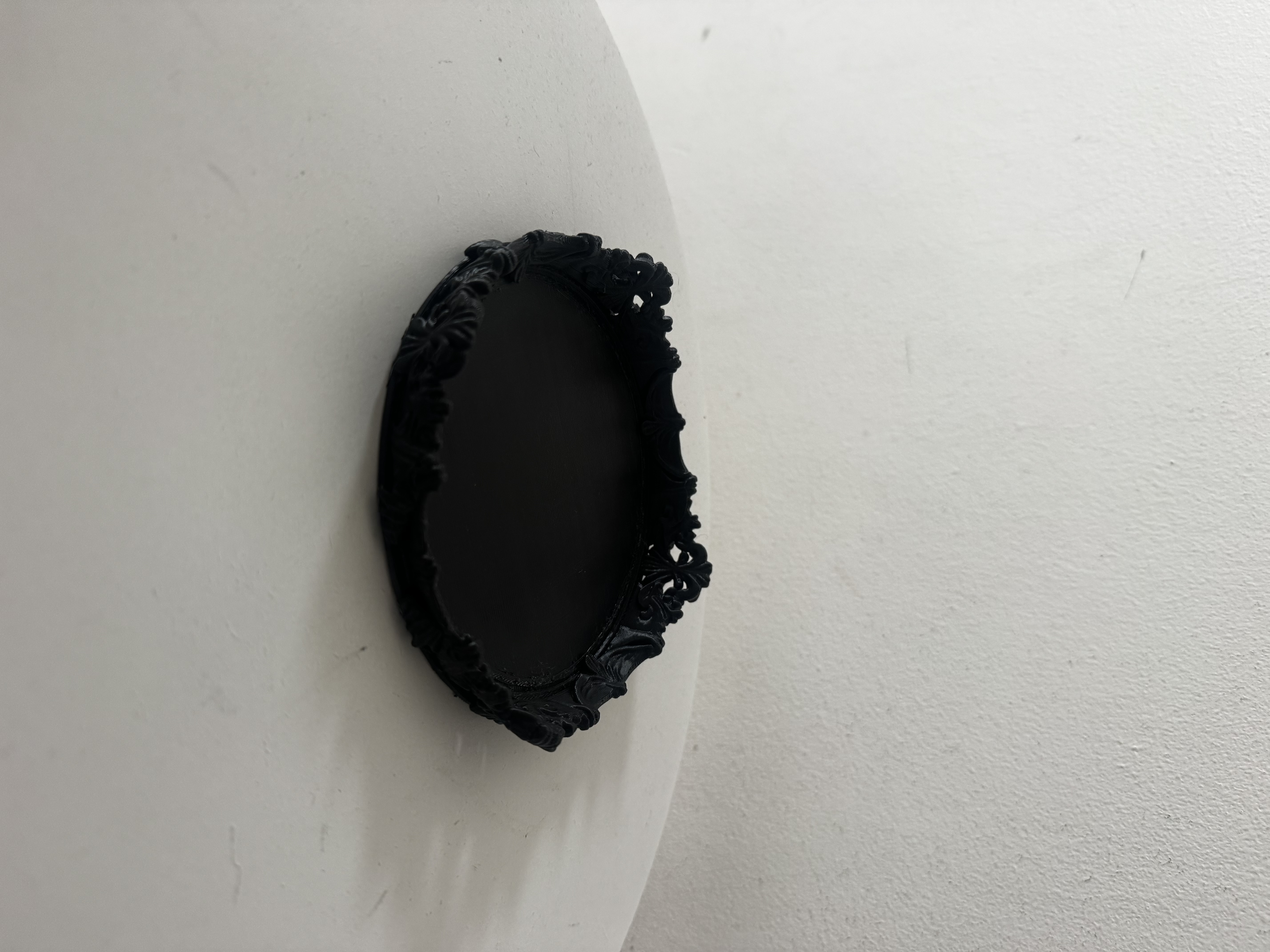 Piatto decorativo in resina nera