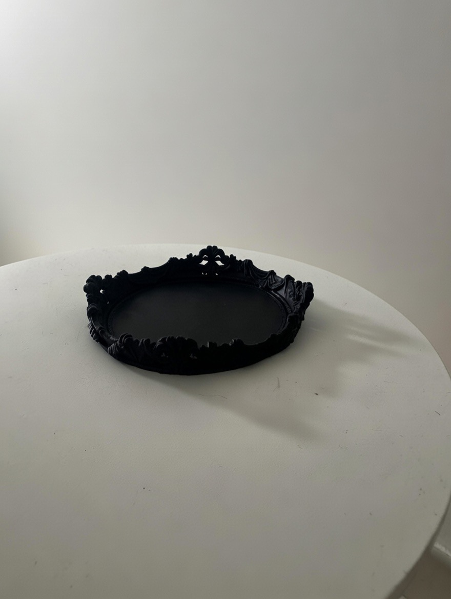 Piatto decorativo in resina nera