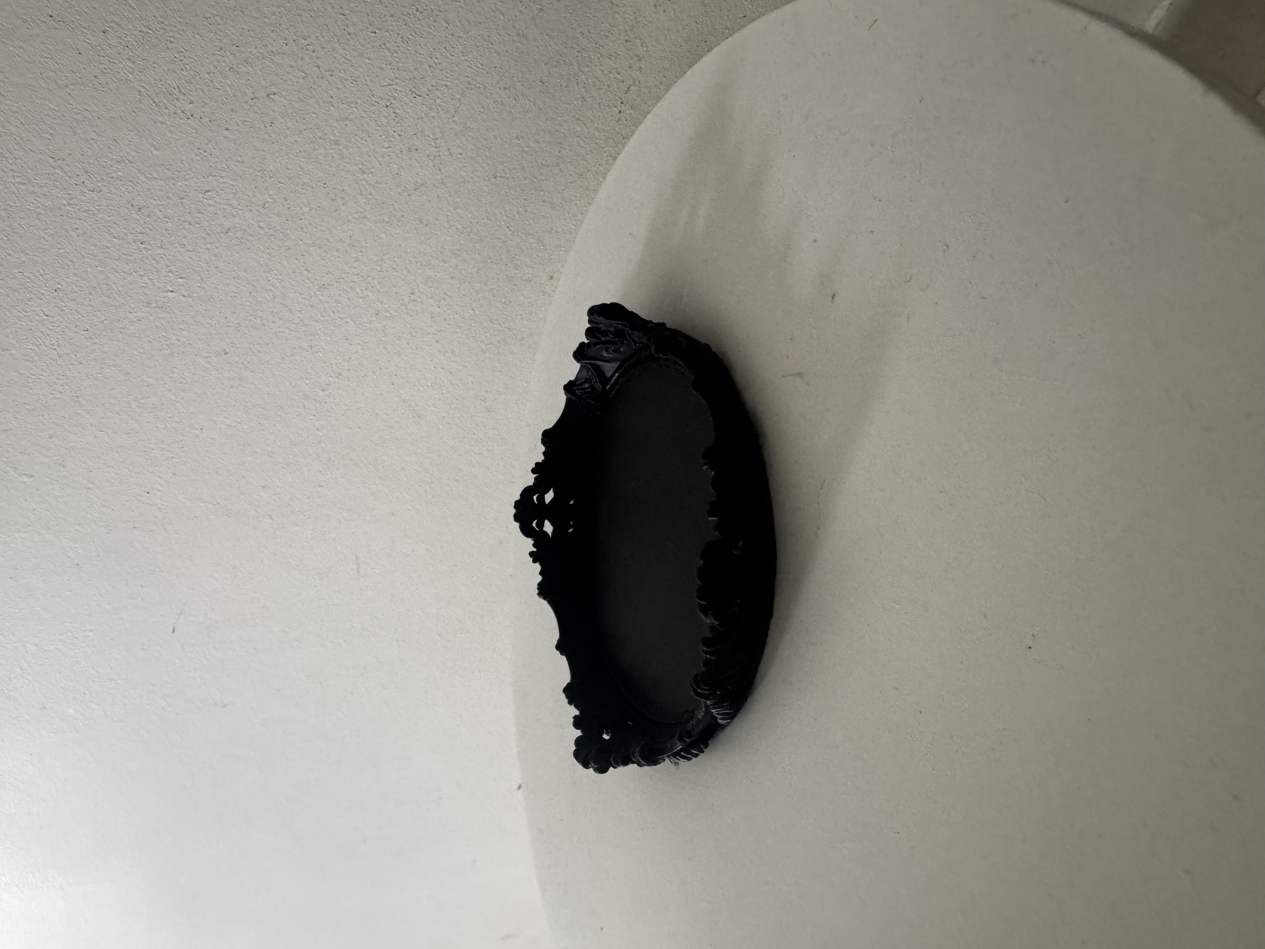 Piatto decorativo in resina nera