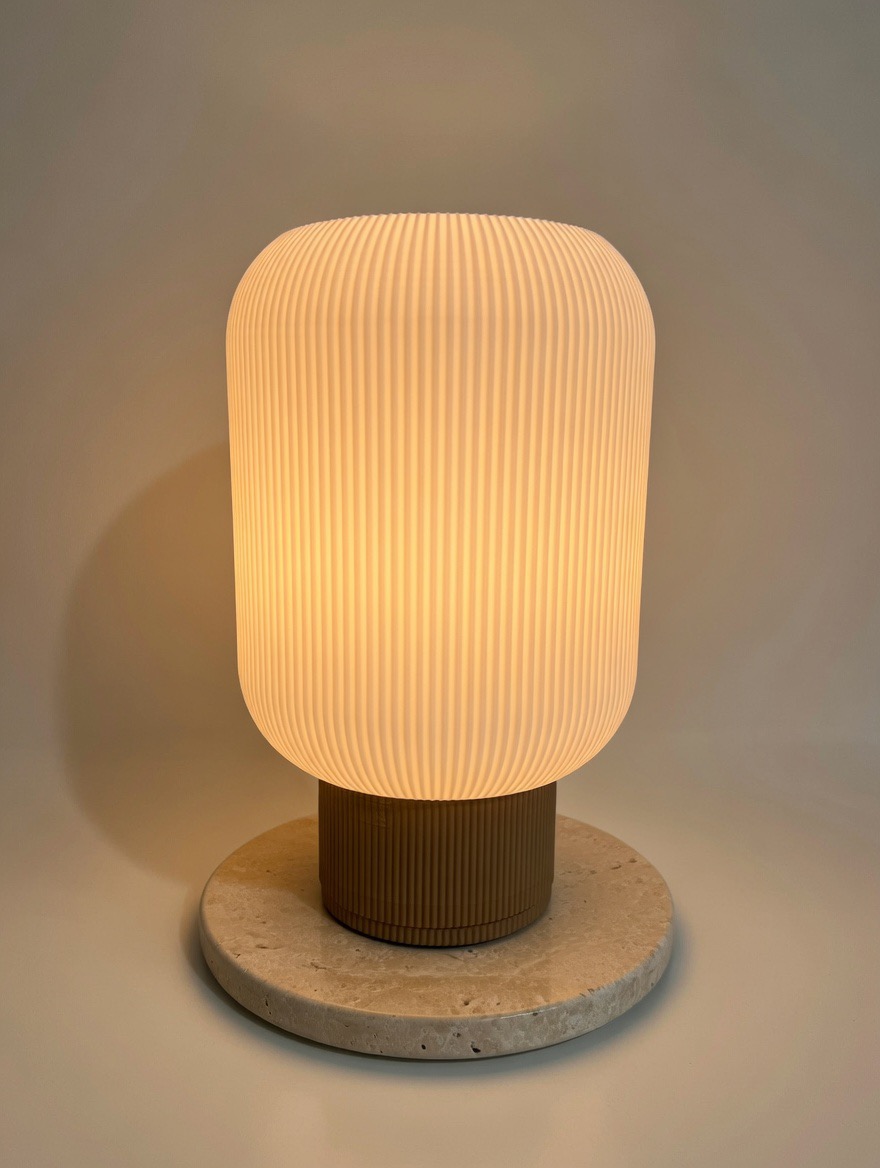 Lampada da tavolo moderna a coste