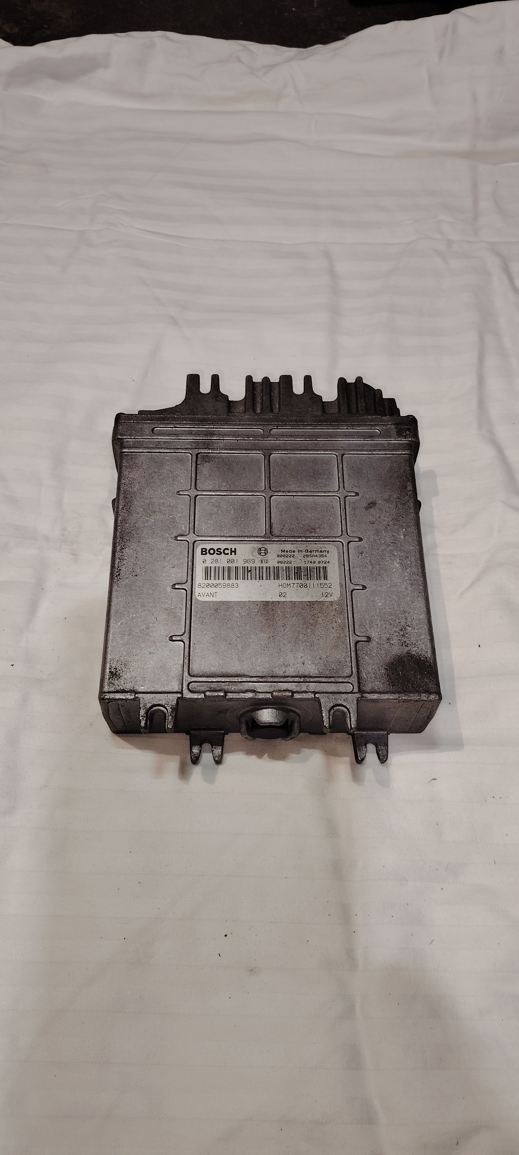 CALCULATEUR MOTEUR  0281001969 HOM 7700111552 8200059883 RENAULT