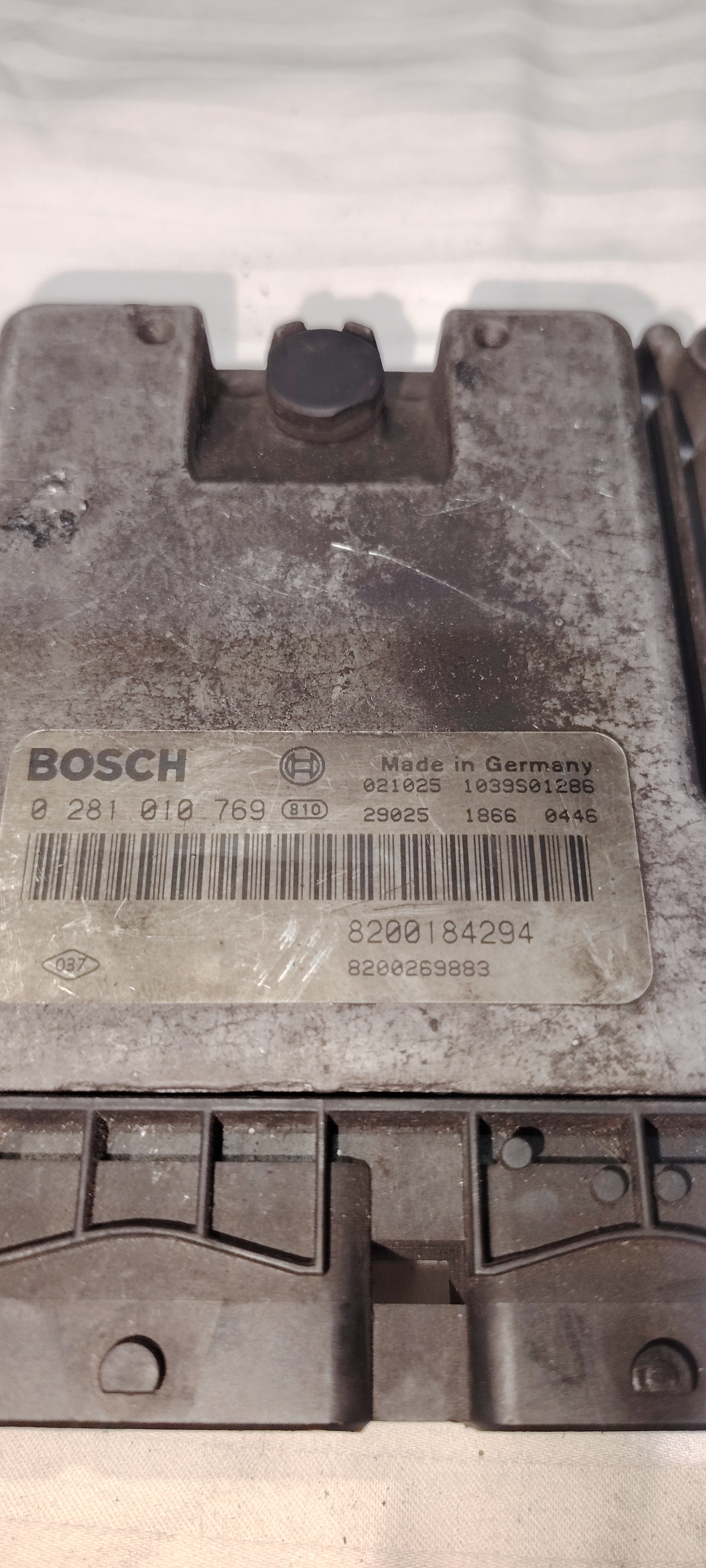 CALCULATEUR MOTEUR 0281010769 8200184294 8200269883 RENAULT