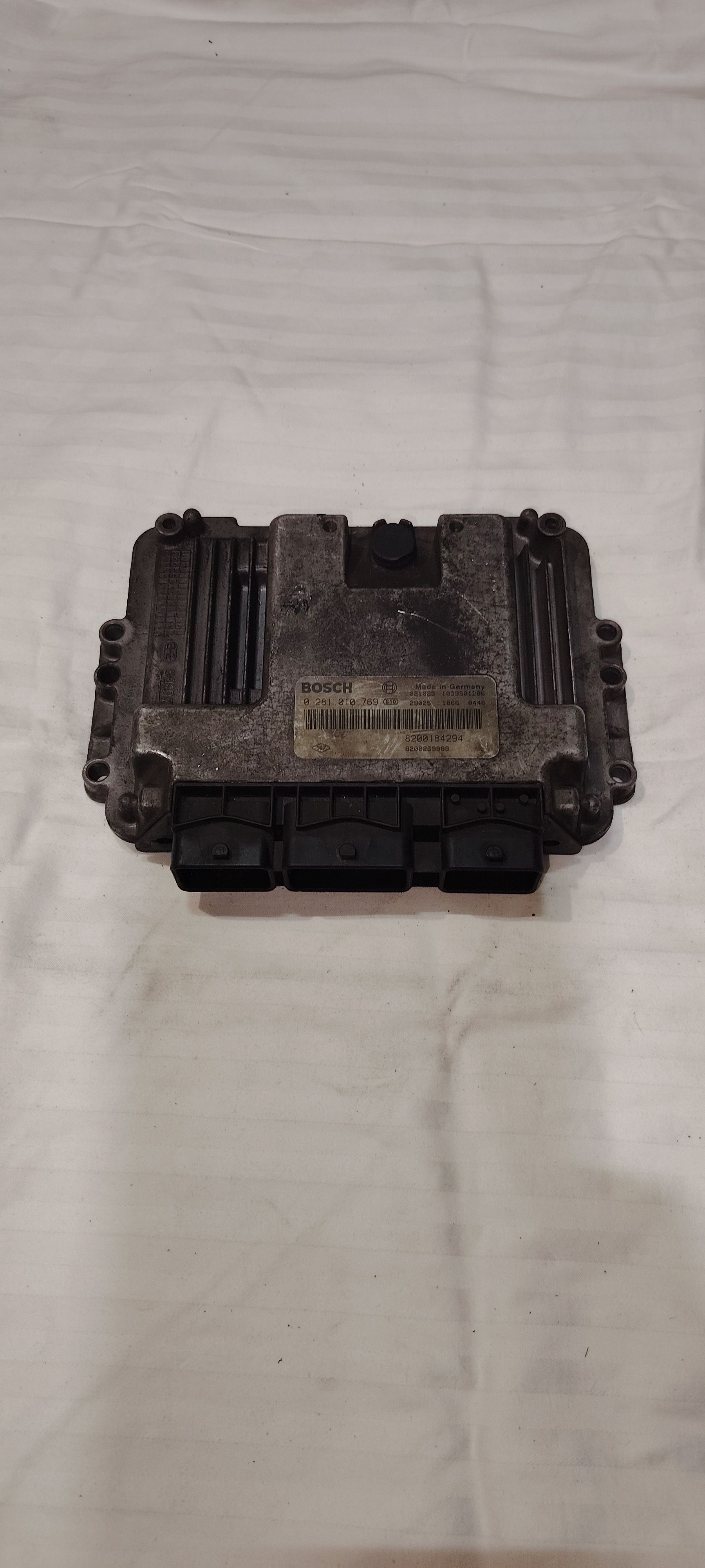 CALCULATEUR MOTEUR 0281010769 8200184294 8200269883 RENAULT