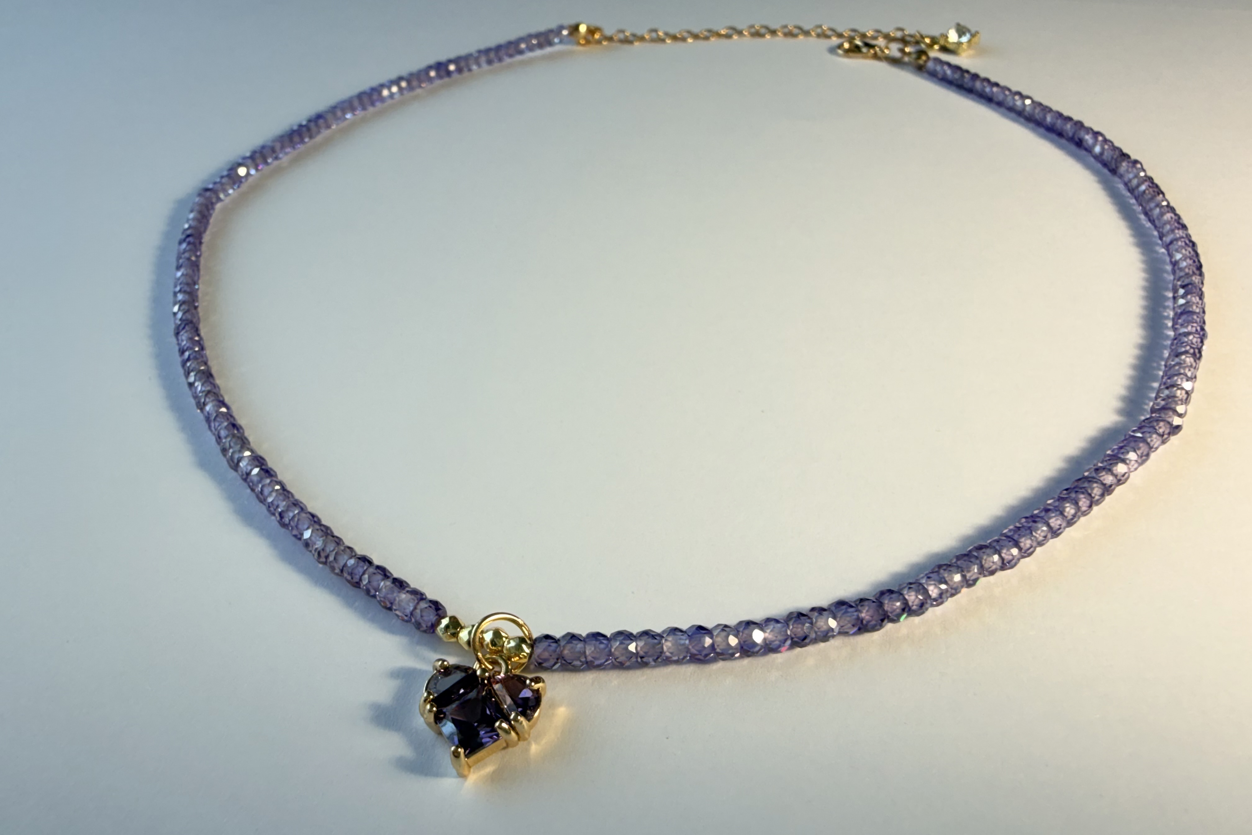 Violetinis cirkonio vėrinys