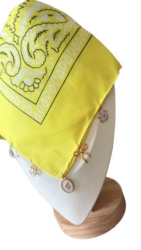 Bandana jaune avec charms