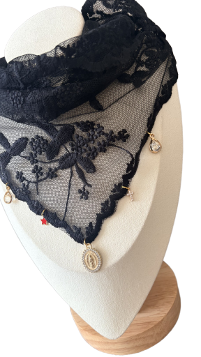 Foulard en dentelle noire