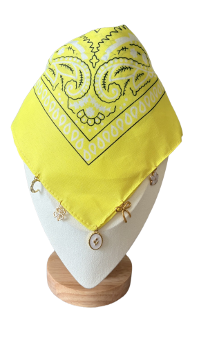 Bandana jaune avec charms