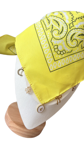 Bandana jaune avec charms
