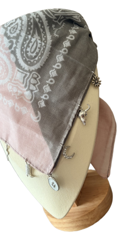 Bandana bicolore à breloques