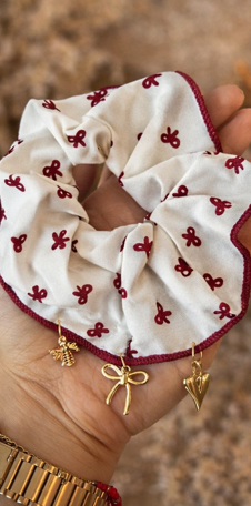 Chouchou à motifs et charms dorés