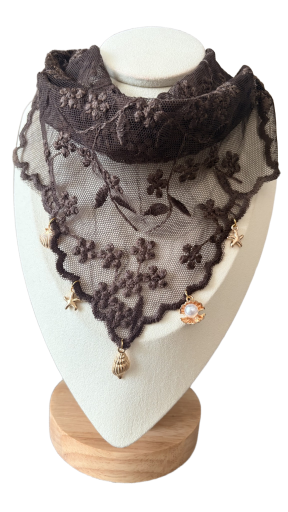 Collier en dentelle marron