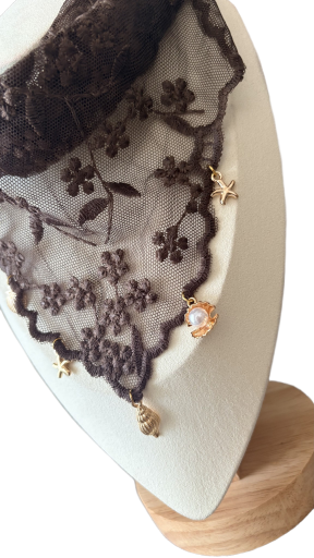 Collier en dentelle marron