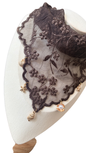 Collier en dentelle marron