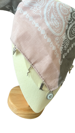 Bandana bicolore à breloques