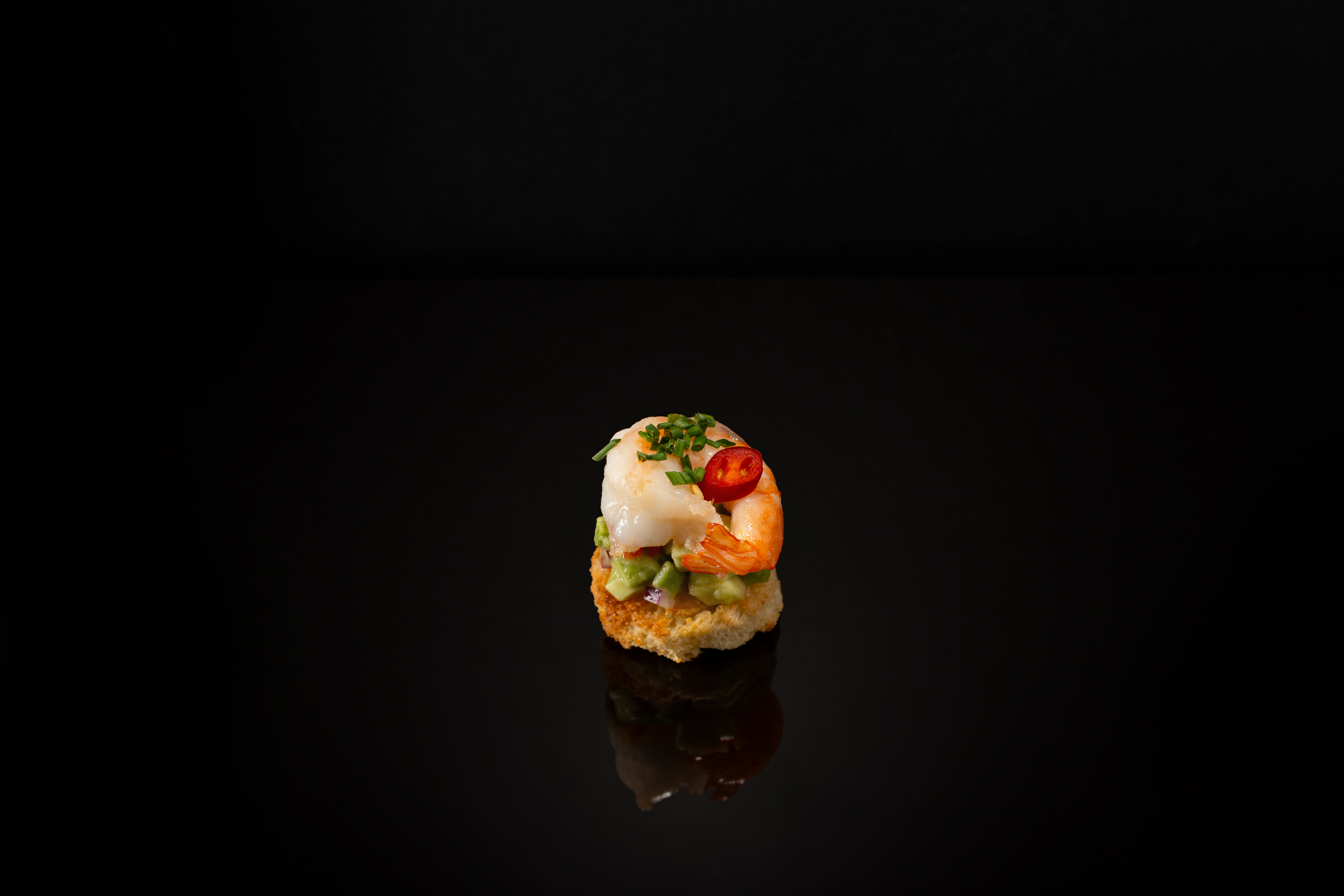 Skrudinta brioche duonelės su avokadų kremu ir kepta krevete MAXI rinkinys 49 vnt.