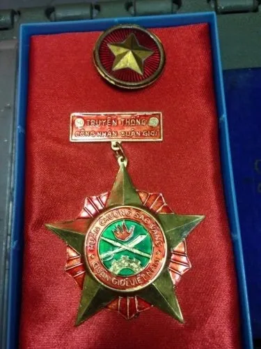 NVA NLF RED STAR BADGE AND VC GOLD STAR MEDALS AND DOCUMENT ID BOOK