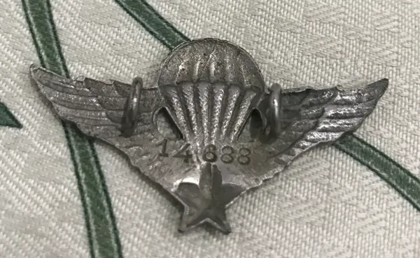 Original ARVN PARACHUTE " Nhay Du " South Vietnamese Badges Silver 2nd class-Serial No . 14688