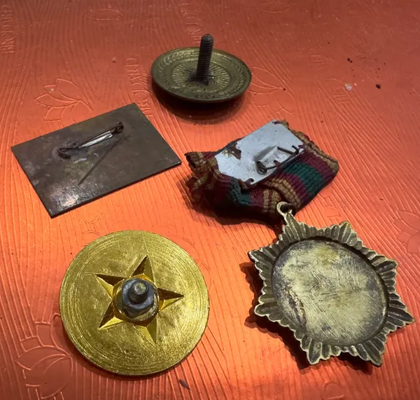 Vietcong medal & pin badges (4pcs)
