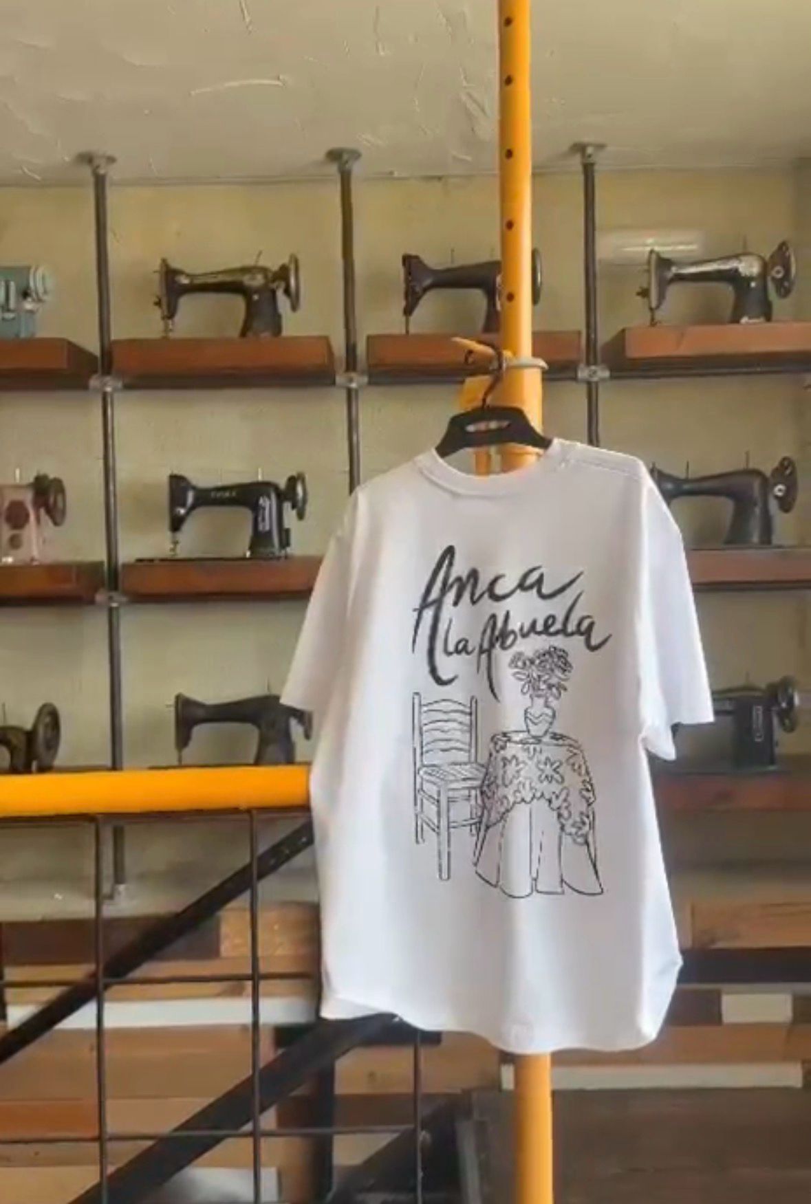 Camiseta "Anca la Abuela" x Haz Vida  
