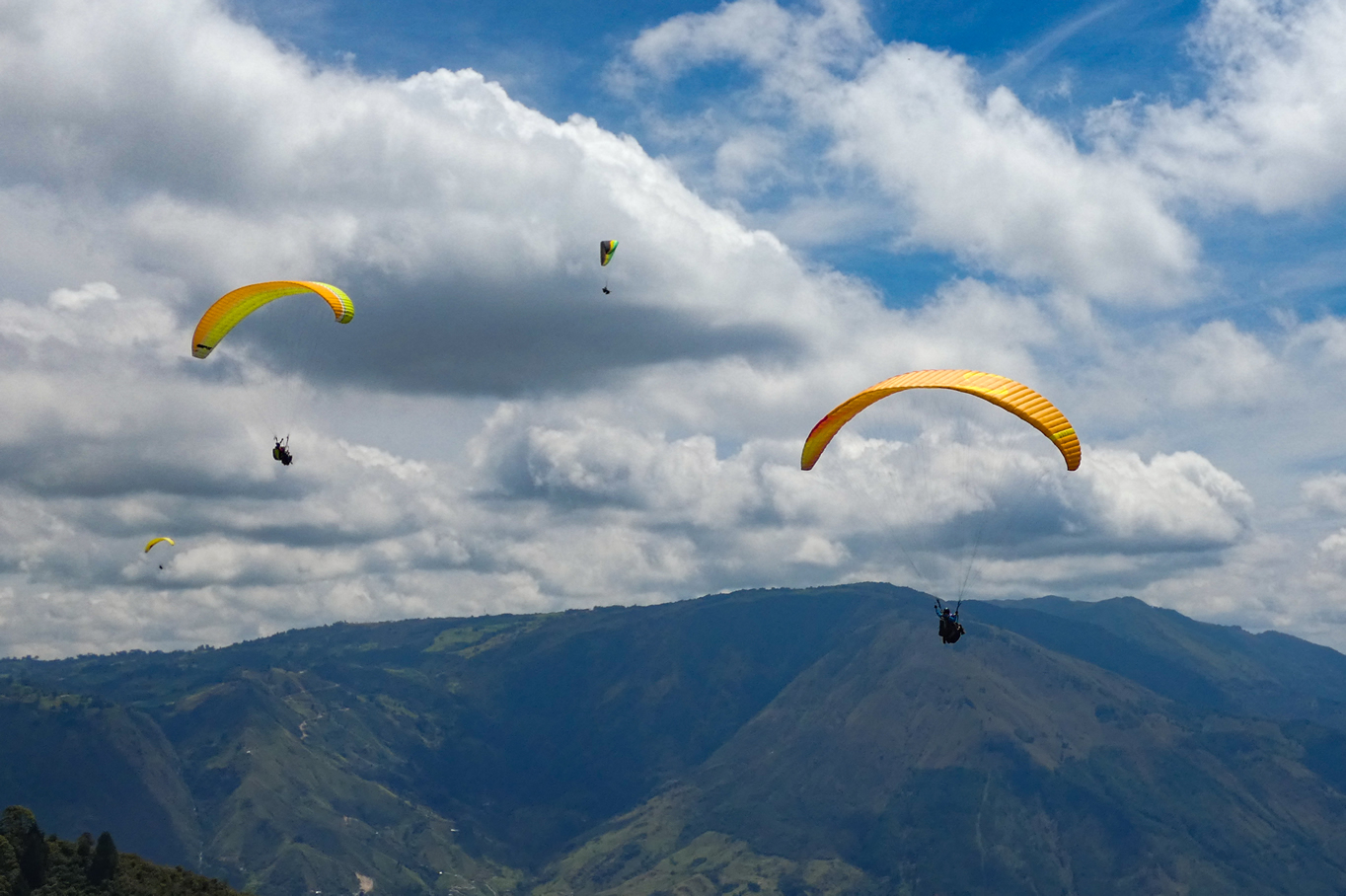 Medellín from Above: Elite Paragliding
