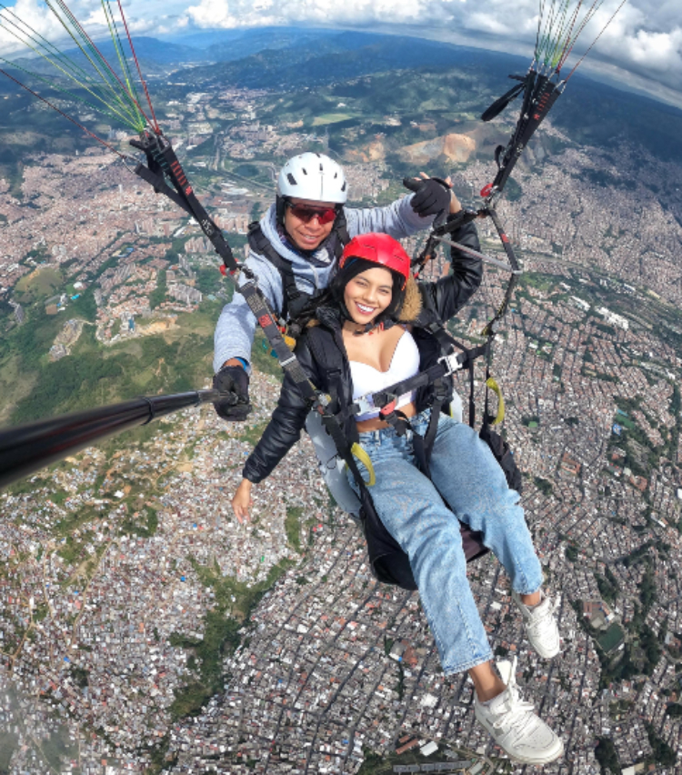 Medellín from Above: Elite Paragliding