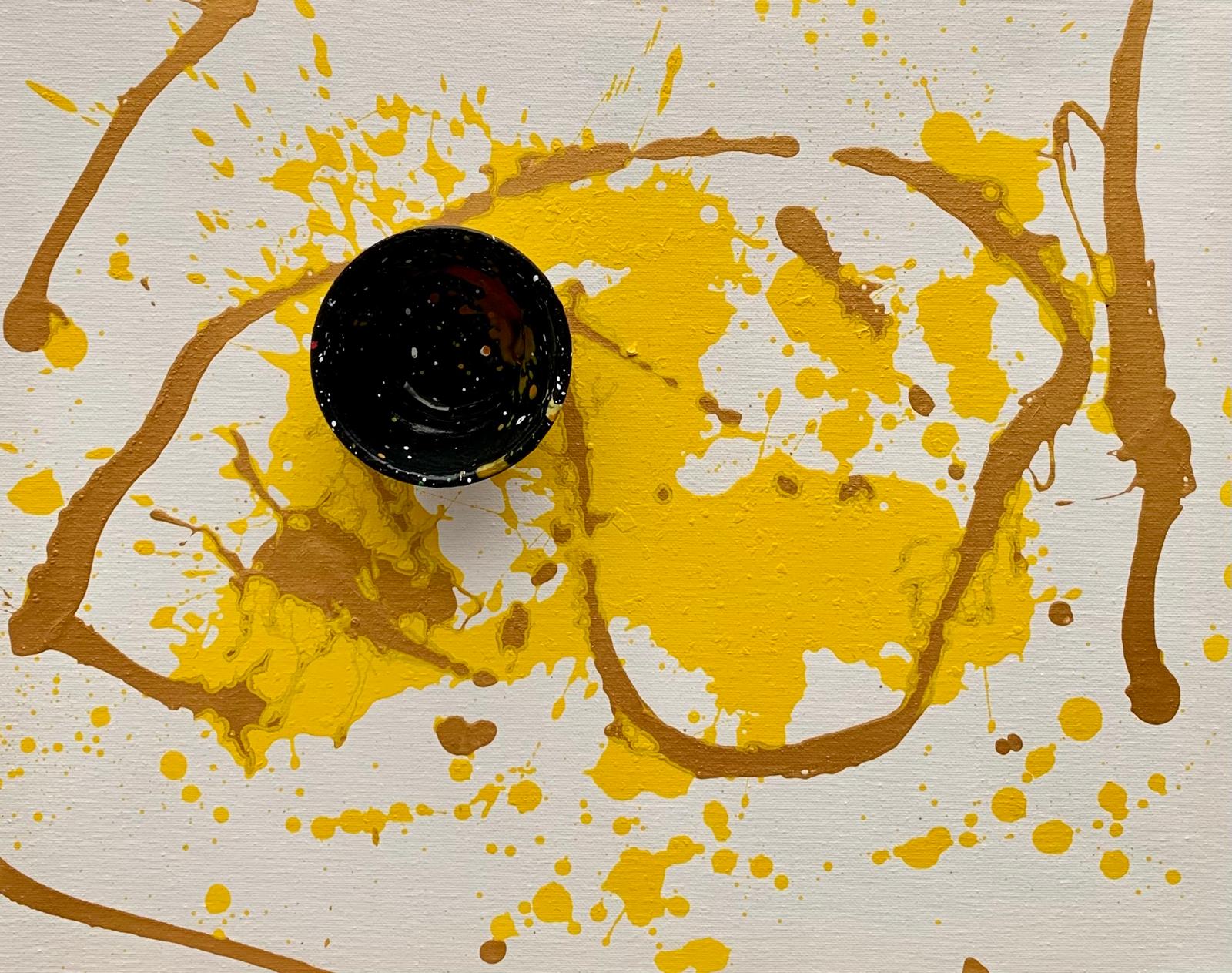 Abstraktes Kunstwerk mit gelben Farbspritzern