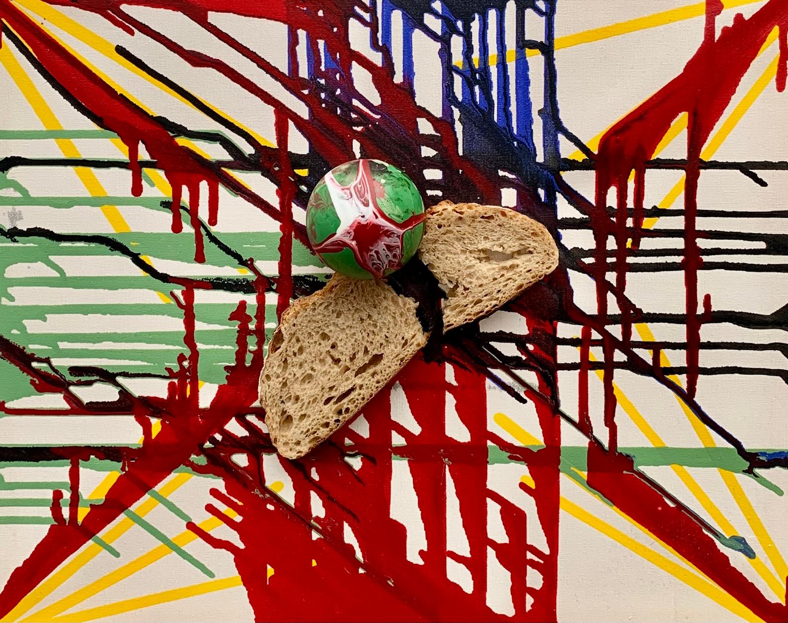 Abstraktes Kunstwerk mit Brot und Ball