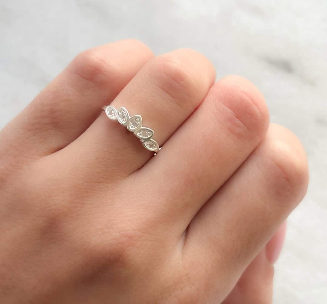 Elegant 5 Crystal Design Silver Ring
