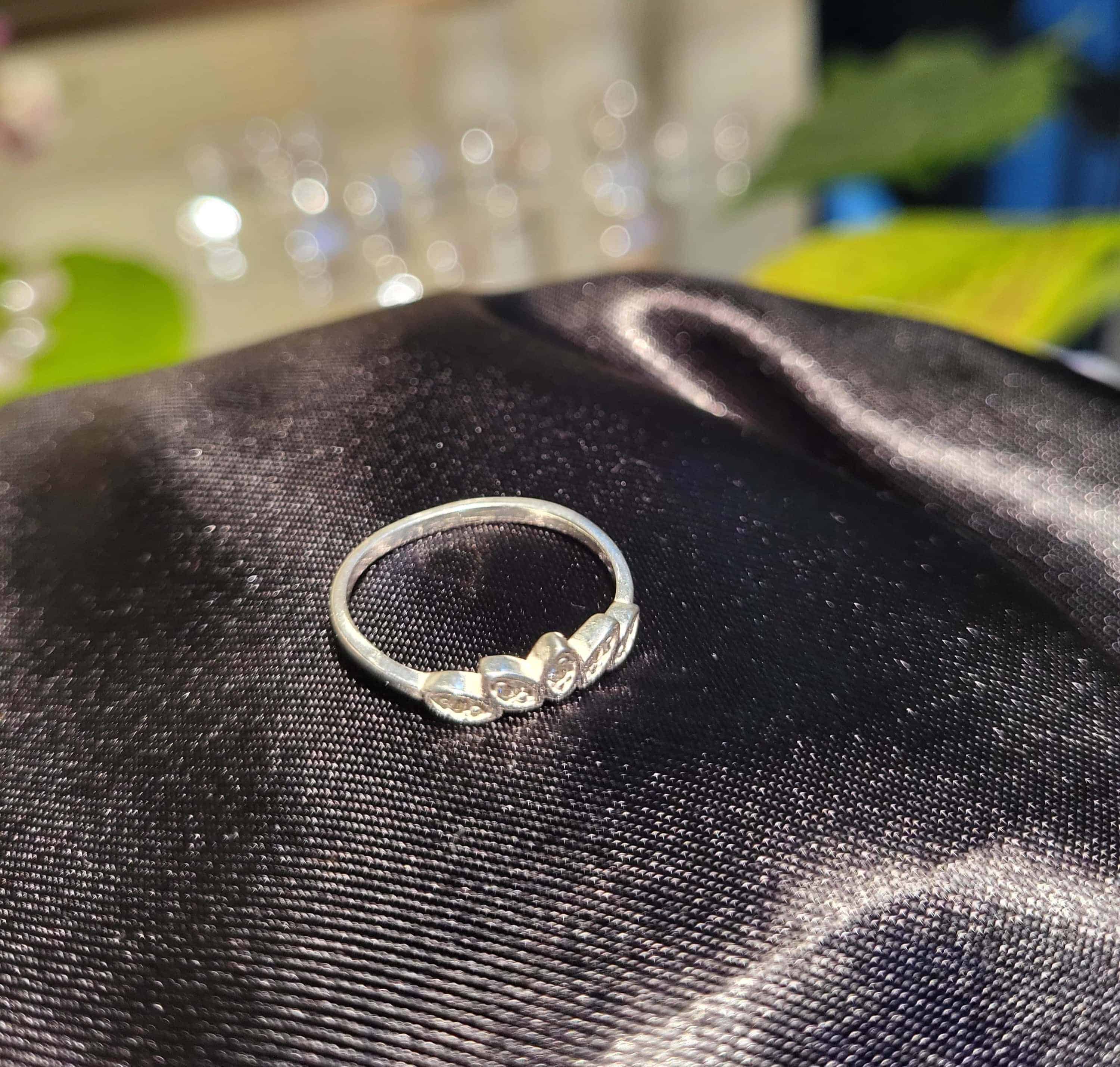 Elegant 5 Crystal Design Silver Ring