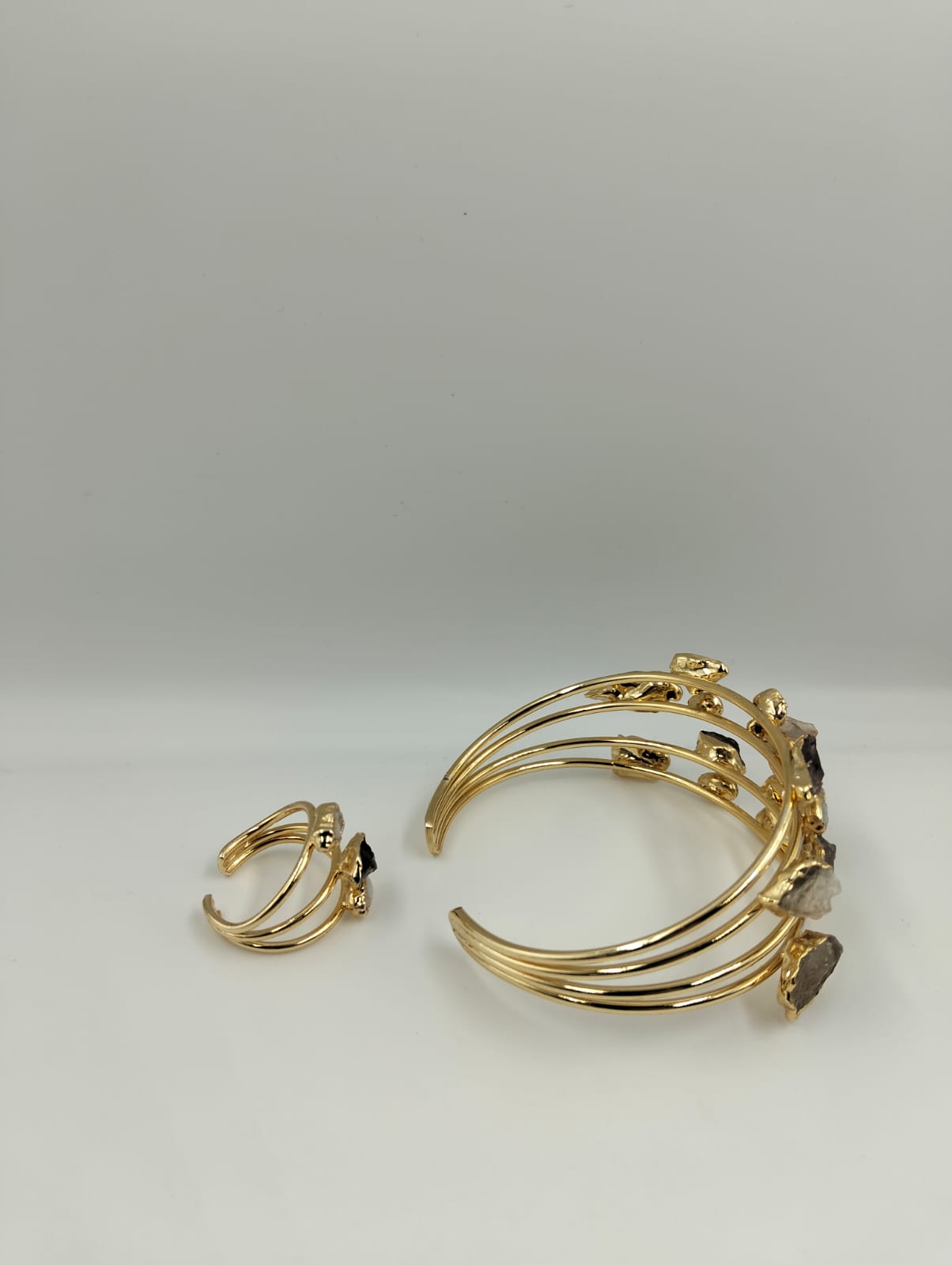 Bracelet et anneau en cuivre avec des pierres naturelles revêtu d'or